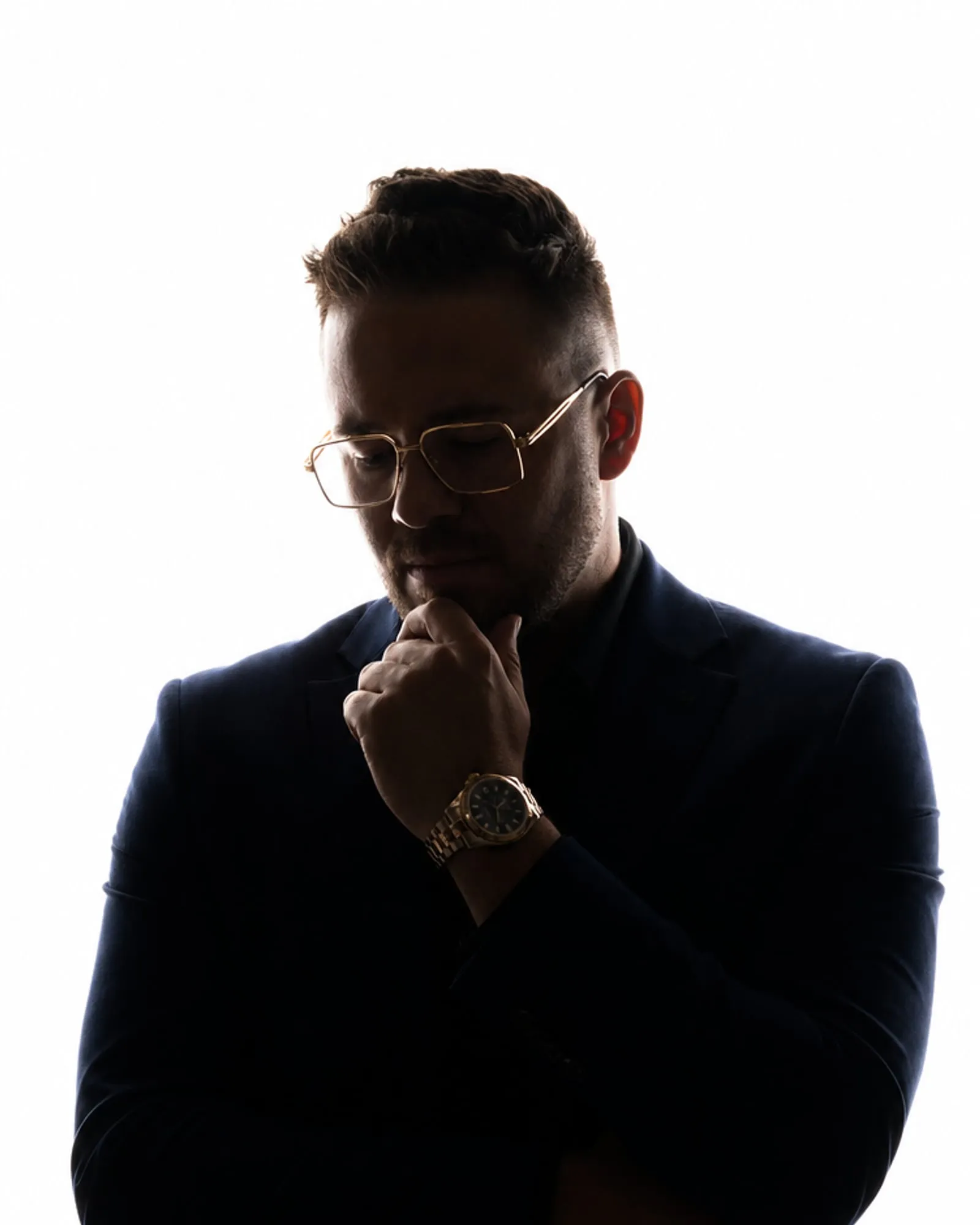 Daniel Friesen im Gegenlicht, nachdenklich