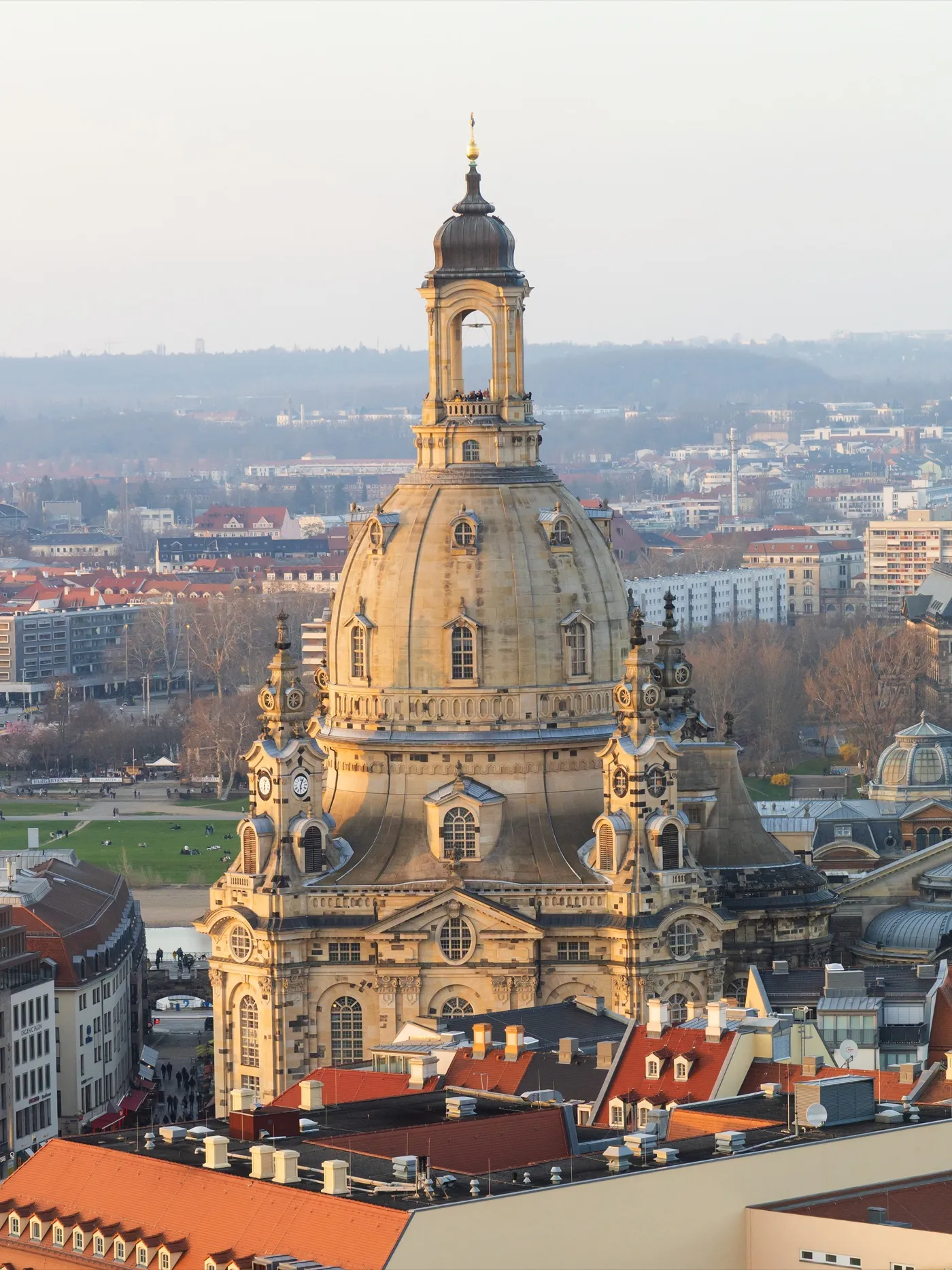 Die Dresdner Frauenkirche im Abendlicht, Blick vom Rathausturm
